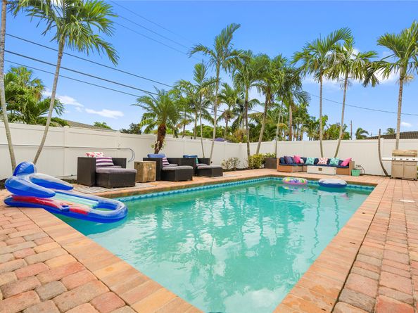 261 SE 8th St, Pompano Beach FL 33060