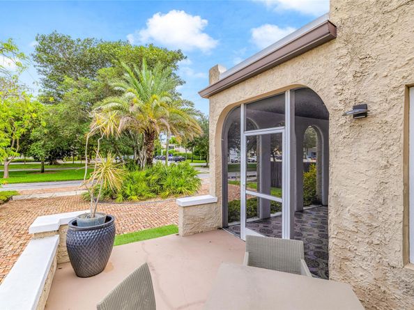 11 SE 13th St, Fort Lauderdale FL 33316