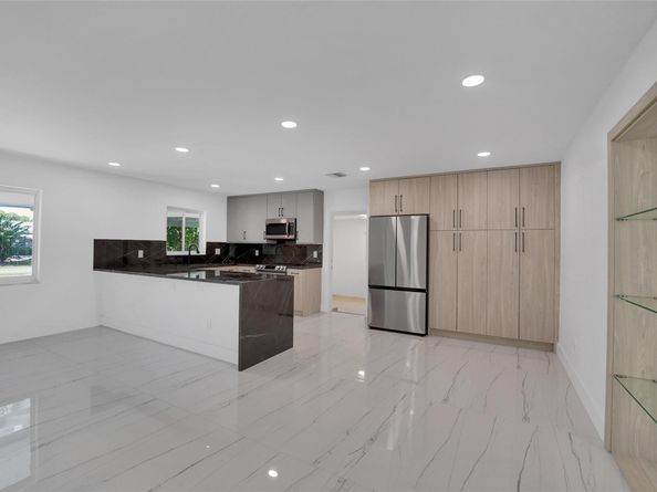 121 SE 8th St, Pompano Beach FL 33060