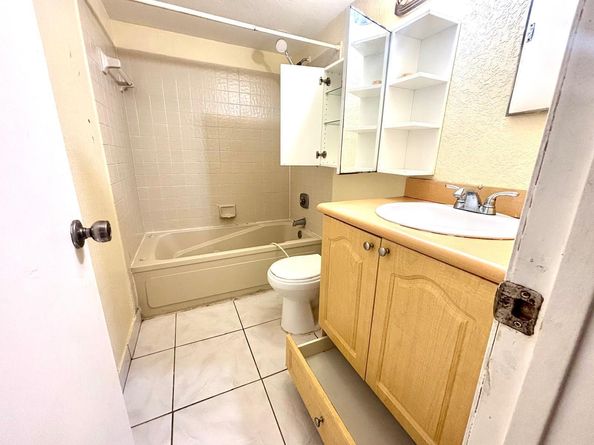 11201 SW 13th Street 103, Pembroke Pines FL 33025
