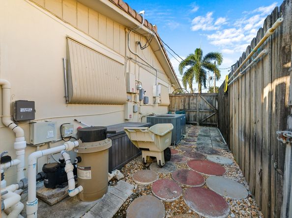 1472 NE 54th St, Fort Lauderdale FL 33334