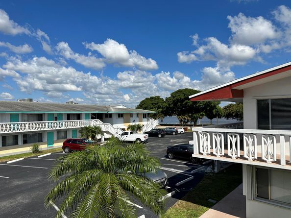 2020 Lake Osborne Drive 19, Lake Worth Beach FL 33461