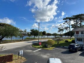 2020 Lake Osborne Drive 19, Lake Worth Beach FL 33461