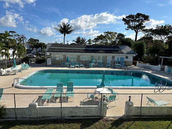 2020 Lake Osborne Drive 19, Lake Worth Beach FL 33461