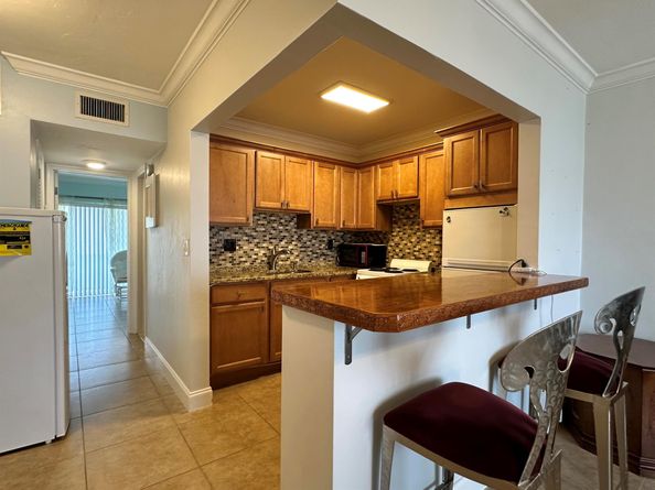 2020 Lake Osborne Drive 19, Lake Worth Beach FL 33461