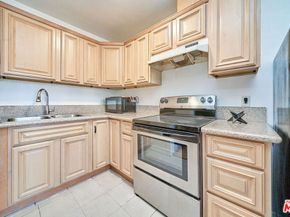 425 S Kenmore Avenue 104, Los Angeles CA 90020
