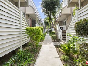 18333 Hatteras Street 77, Tarzana CA 91356