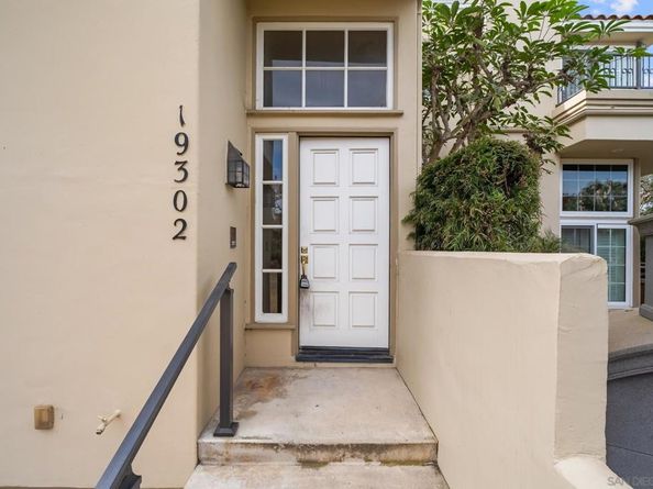 19302 Sawgrass Ln, Huntington Beach CA 92648