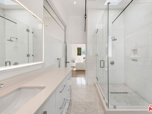 633 Santa Clara Avenue, Venice CA 90291