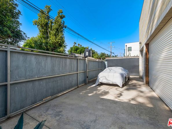 633 Santa Clara Avenue, Venice CA 90291