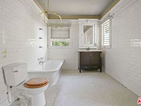 1685 S Victoria Avenue, Los Angeles CA 90019