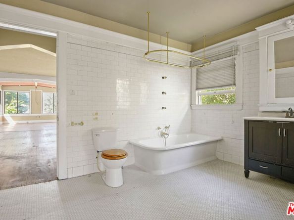 1685 S Victoria Avenue, Los Angeles CA 90019