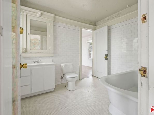 1685 S Victoria Avenue, Los Angeles CA 90019