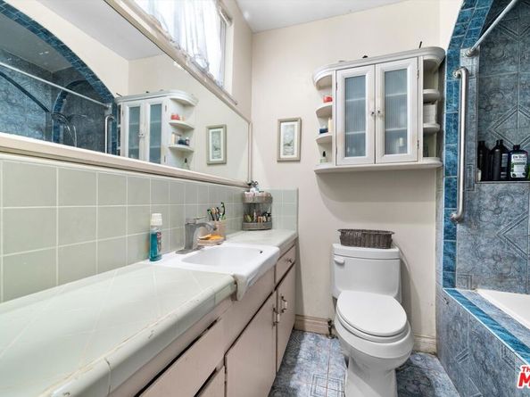 9253 Hayvenhurst Avenue, North Hills CA 91343