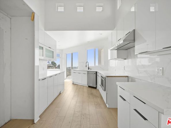 1562 Glen Oaks Boulevard, Pasadena CA 91105