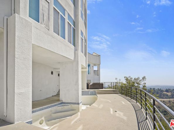 1562 Glen Oaks Boulevard, Pasadena CA 91105