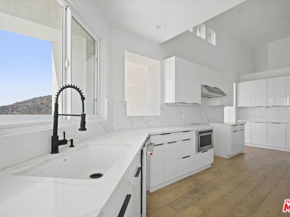 1562 Glen Oaks Boulevard, Pasadena CA 91105