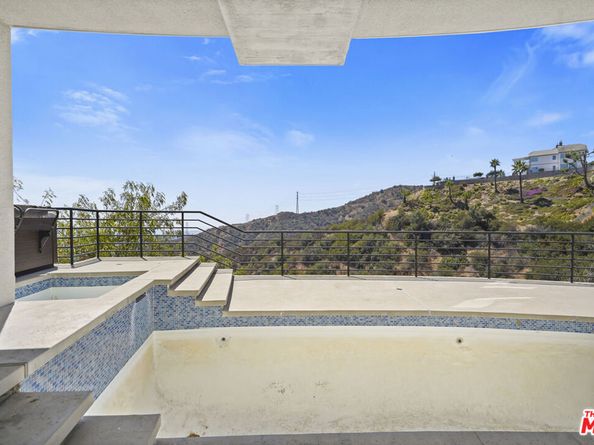 1562 Glen Oaks Boulevard, Pasadena CA 91105