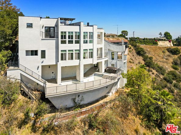 1562 Glen Oaks Boulevard, Pasadena CA 91105