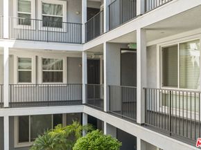 10878 N Bloomfield Street 210, Toluca Lake CA 91602