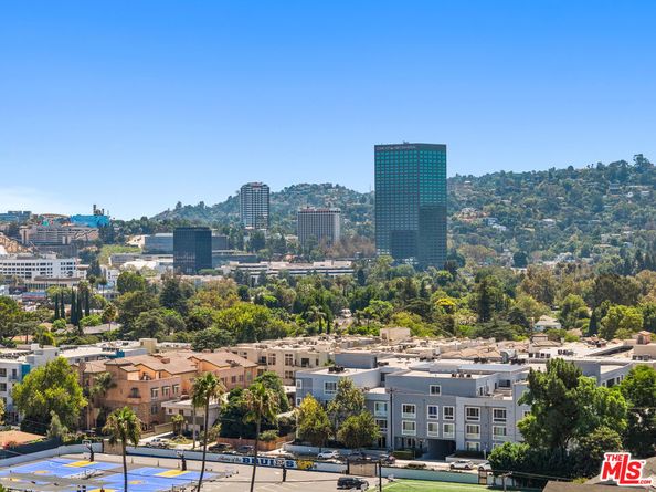 10878 N Bloomfield Street 210, Toluca Lake CA 91602