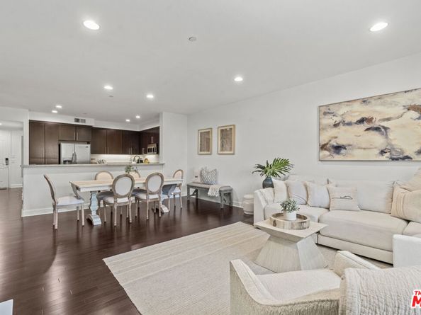 10878 N Bloomfield Street 210, Toluca Lake CA 91602