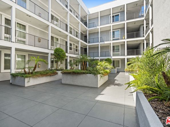 10878 N Bloomfield Street 210, Toluca Lake CA 91602