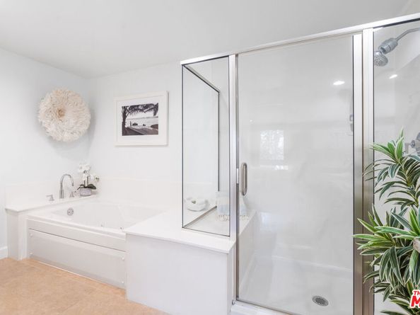 10878 N Bloomfield Street 210, Toluca Lake CA 91602