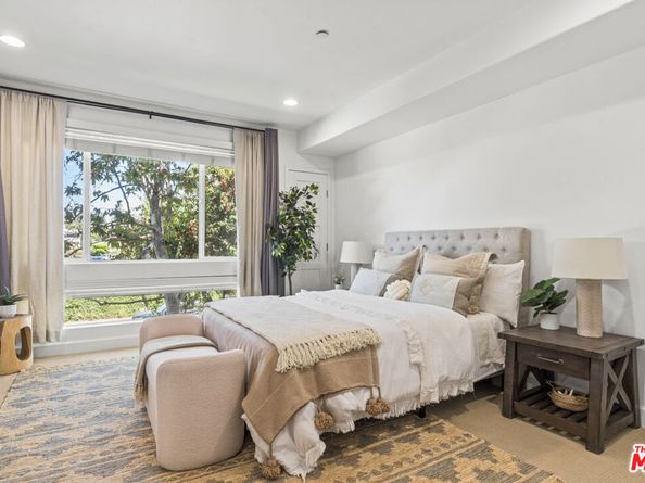 10878 N Bloomfield Street 210, Toluca Lake CA 91602