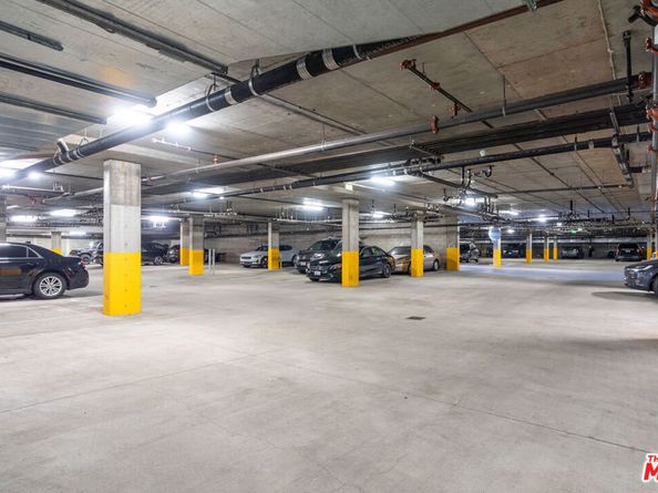 10878 N Bloomfield Street 210, Toluca Lake CA 91602