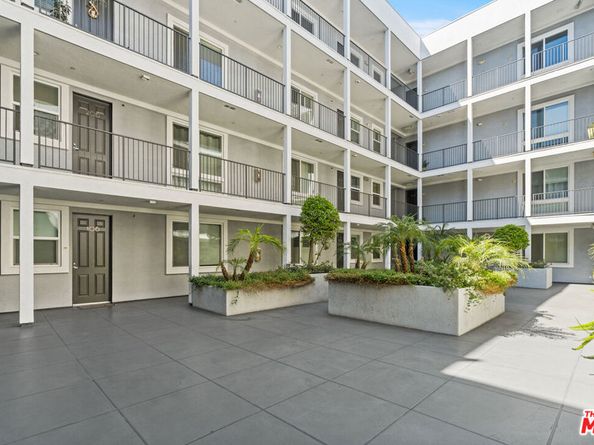 10878 N Bloomfield Street 210, Toluca Lake CA 91602