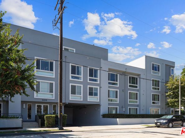 10878 N Bloomfield Street 210, Toluca Lake CA 91602