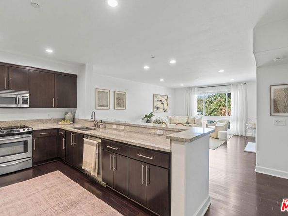 10878 N Bloomfield Street 210, Toluca Lake CA 91602