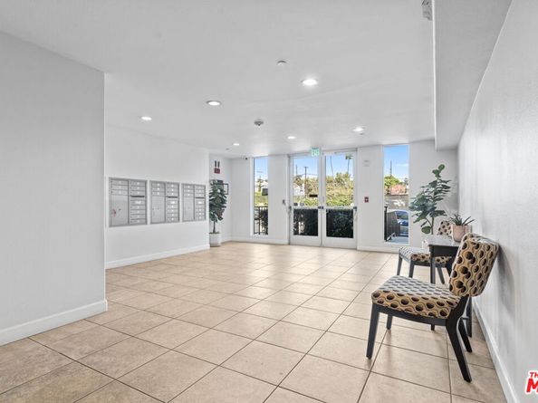 10878 N Bloomfield Street 210, Toluca Lake CA 91602