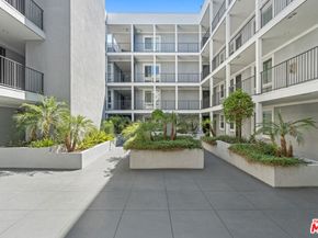 10878 N Bloomfield Street 210, Toluca Lake CA 91602