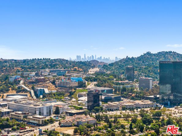 10878 N Bloomfield Street 210, Toluca Lake CA 91602