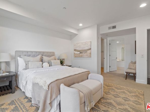 10878 N Bloomfield Street 210, Toluca Lake CA 91602