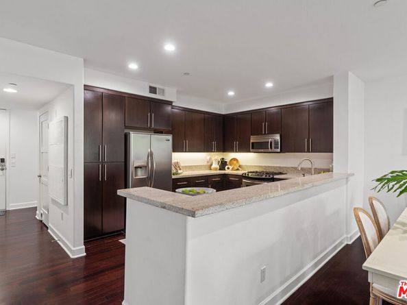 10878 N Bloomfield Street 210, Toluca Lake CA 91602