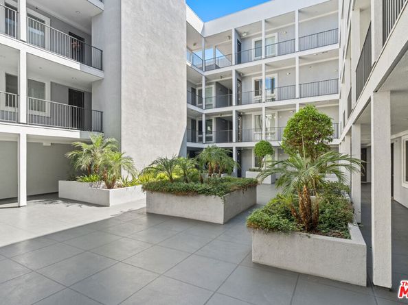 10878 N Bloomfield Street 210, Toluca Lake CA 91602