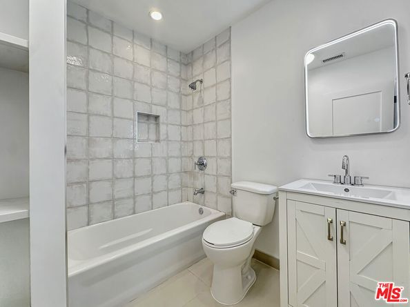 4521 Saturn Street, Los Angeles CA 90019