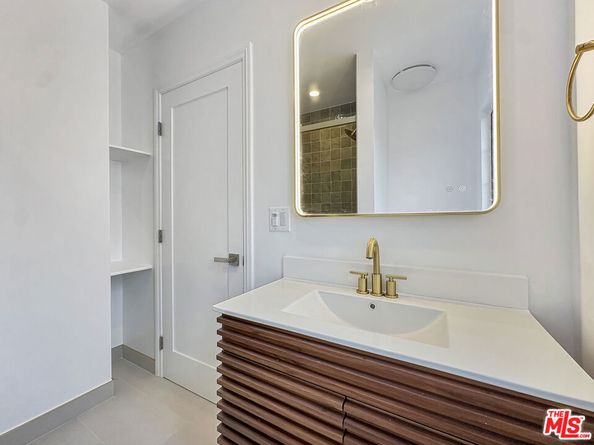 4521 Saturn Street, Los Angeles CA 90019