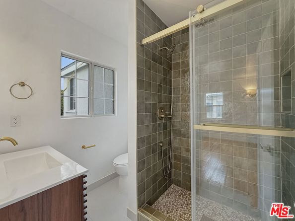 4521 Saturn Street, Los Angeles CA 90019