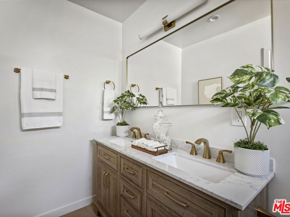 4918 10th Avenue, Los Angeles CA 90043