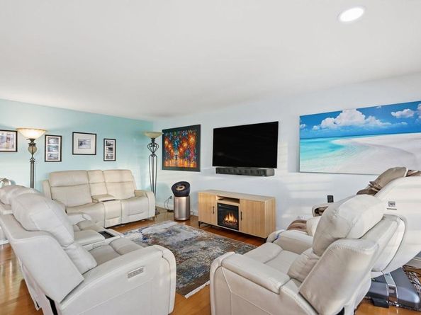 6354 Caminito Basilio, San Diego CA 92111