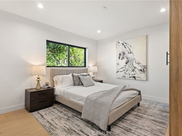 13541 Chandler Boulevard, Sherman Oaks CA 91401