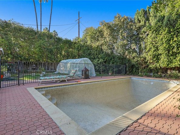 15719 Vose Street, Lake Balboa CA 91406