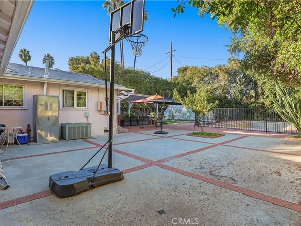 15719 Vose Street, Lake Balboa CA 91406