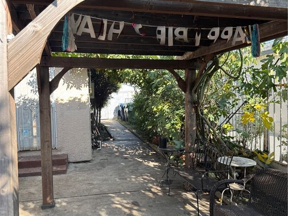 860 W 73rd St., Los Angeles CA 90044