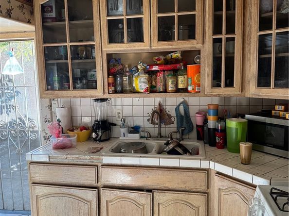 860 W 73rd St., Los Angeles CA 90044