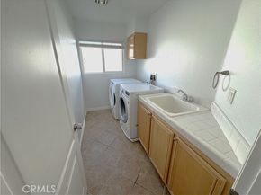 8240 Chamberlain Lane, Reseda (los Angeles) CA 91335